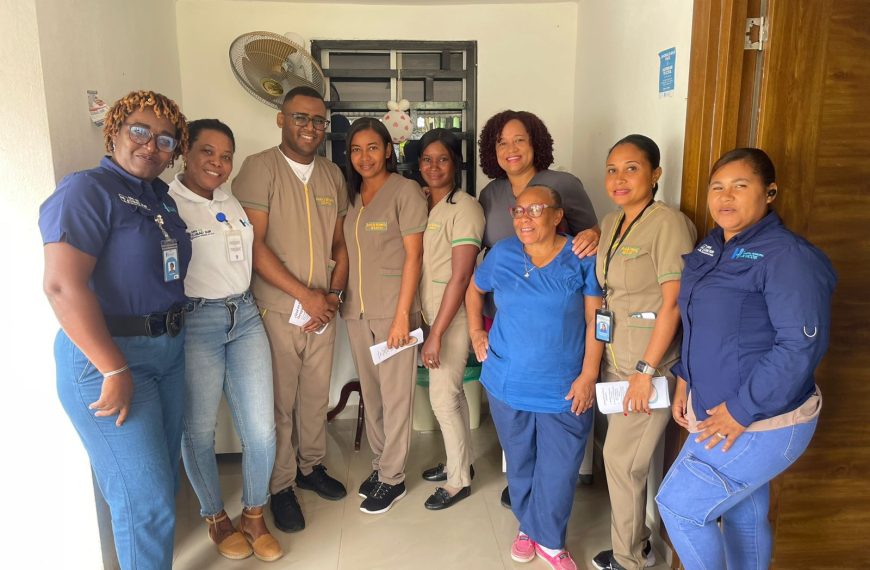 Estudiantes de enfermer&iacute;a de la Universidad Tecnol&oacute;gica del Cibao Oriental (UTECO) imparten charla educativa en el Hospital Municipal Cevicos