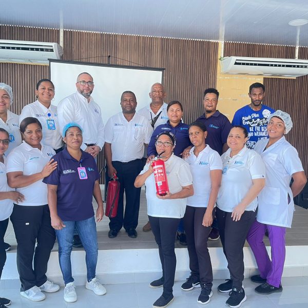 Capacitaci&oacute;n con colaboradores del Hospital Municipal Cevicos, impartido por el Infotep con el tema, Uso adecuado del Extintor.