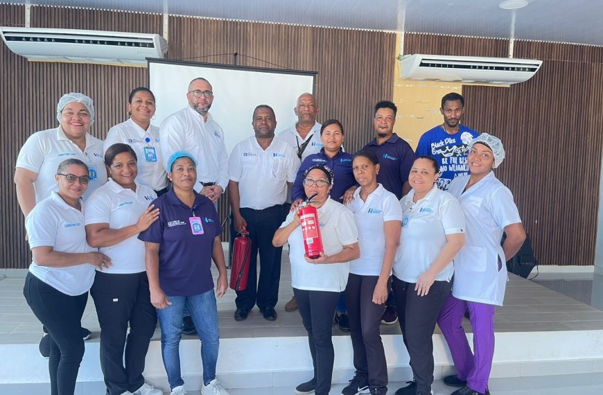 Capacitaci&oacute;n con colaboradores del Hospital Municipal Cevicos, impartido por el Infotep con el tema, Uso adecuado del Extintor.