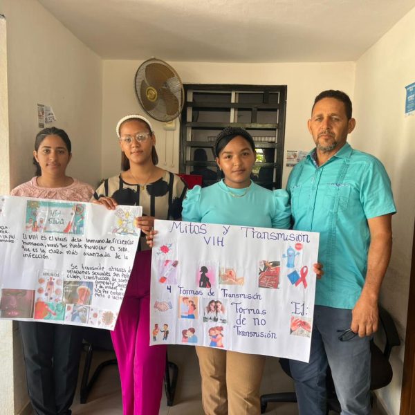 Pasantes de Orientaci&oacute;n imparten charla educativa sobre VIH en el Hospital Municipal Cevicos