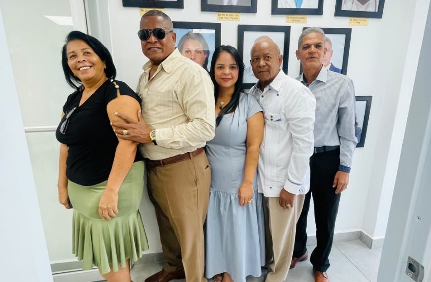Hospital Municipal Cevicos inaugura mural en homenaje a sus pasados directores